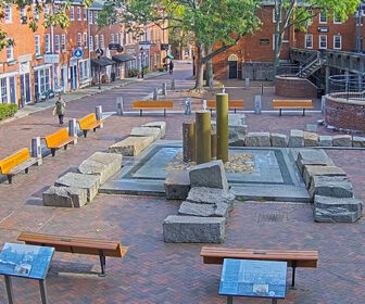 Downtown Newburyport Fountain & Splash Pad Streaming Webcam